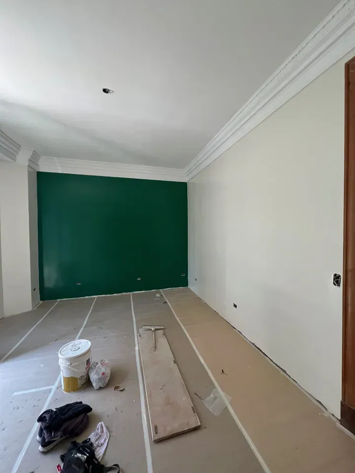 La pared verde recién pintada, en obra